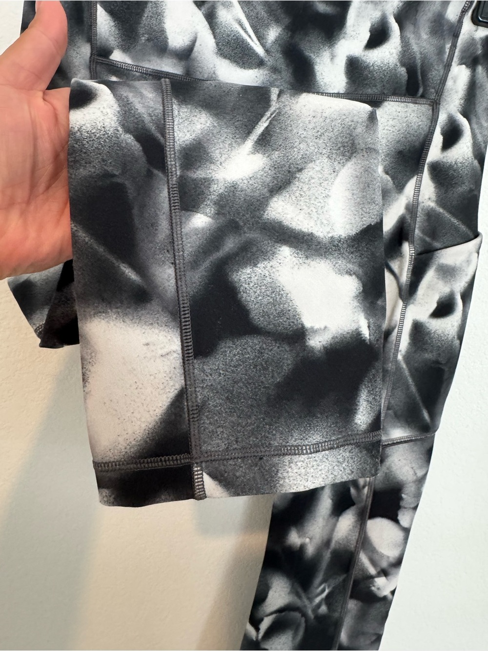 Lululemon Speed Up Crop 21" Black White Athletic Leggings - Picture 4 of 9